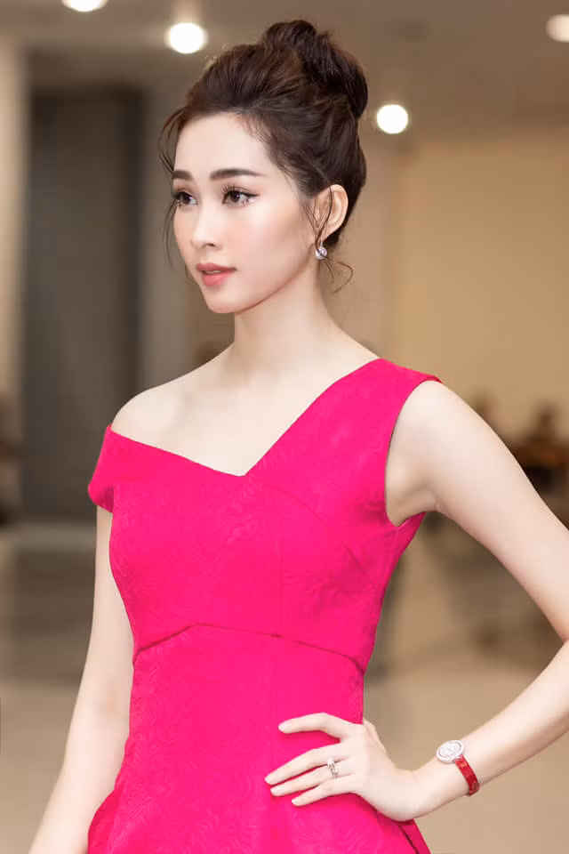 Xuất hiện tại một sự kiện mới đây, hoa hậu khiến fan trầm trồ khi vẫn trẻ đẹp như thời con gái dù đã trải qua một lần sinh nở. Ảnh: FBNV.