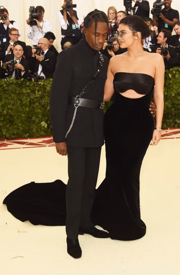 Kylie Jenner xuất hiện quyến rũ trên thảm đỏ Met Gala 2018. Nguồn: The Sun.