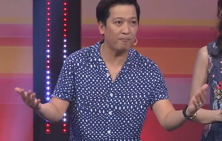 Không chỉ làm dấy lên nghi vấn bất hòa, Trường Giang và Hari Won còn từng để lộ dấu vết "không hợp cạ" khi dẫn chung trong gamshow "Siêu bất ngờ". Theo đó, khi bị người chơi "đá xoáy" là nói dối, Trường Giang nhanh chóng nói: "Hai MC chúng tôi..." với ý định thanh minh. Ngay lập tức, Hari đã tuyên bố: "Họ đâu có nhắc tới em đâu. Em không liên quan gì, nên anh đừng lôi em vào". Ảnh chụp màn hình.