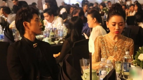 Giữa tháng 7 vừa qua, Hari Won gây tranh cãi khi ăn uống thả ga trên bàn tiệc trong khi các người đẹp khác vẫn giữ được "thần thái". Một số dân mạng chỉ trích gay gắt, cho rằng Hari Won "bị bỏ đói nên mới ăn uống bất chấp”, số khác thì coi chuyện không có gì to tát, nghệ sĩ sống thật thì chẳng có gì là "kém sang" cả.