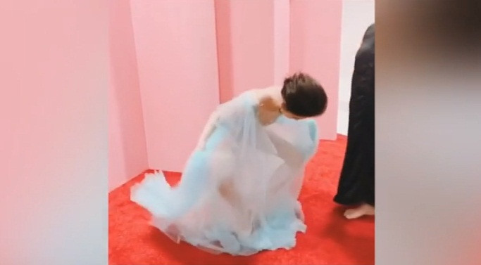 Ngọc Trinh cũng không ít lần bị chộp lại tư thế ngồi "kém duyên" mang "thương hiệu" của mình. Trong một đoạn clip hậu trường chụp hình, "nữ hoàng nội y" mặc váy mong manh như nàng tiên nhưng tư thế ngồi không khác gì "đàn ông".