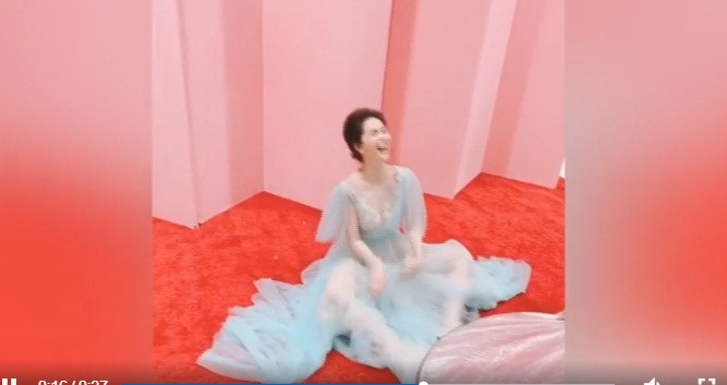 Hành động tự nhiên quá đà của chân dài 8X khiến một phụ nữ có mặt tại đó phải thốt lên: "Coi nó ngồi kìa trời, không ai ngồi kém sang vậy luôn á". Trong khi đó, Ngọc Trinh vô tư đáp lại: "Kệ tôi".