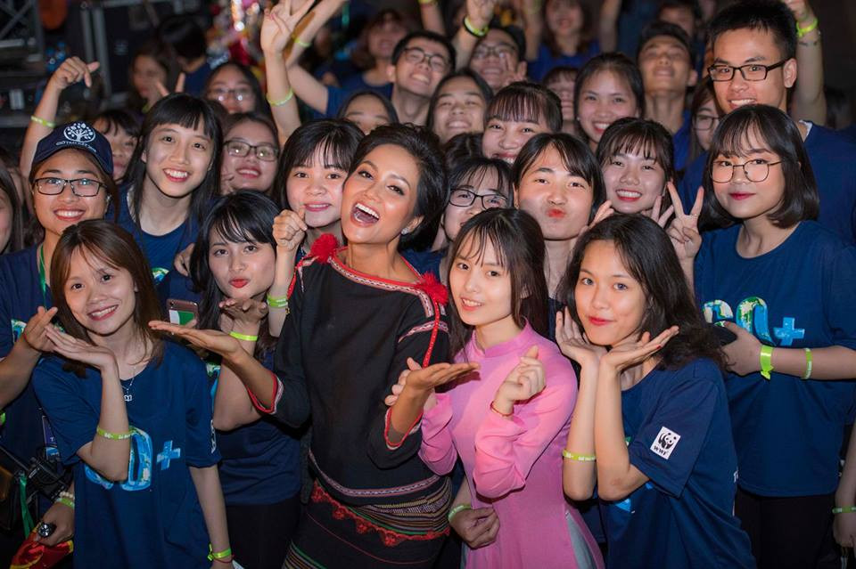 Cái cách mà người hâm mộ dành tình cảm cho Hhen Niê cũng rất khác với các hoa hậu khác. Đó là ngoài sự "thiên vị" kỳ lạ của đám đông khi được đặt niềm tin và sự ưu ái tuyệt đối, H'hen Niê còn được xem là hình mẫu lý tưởng cho các cô gái khi dám vượt qua những hủ tục, khó khăn và trở ngại trong cuộc sống để đạt được ước mơ. Ảnh: FBNV.