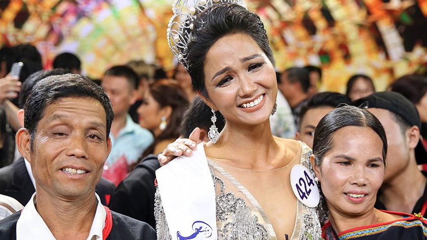 Cũng vì nhà nghèo mà từ nhỏ H'hen Niê phải phụ giúp bố mẹ nhiều việc từ chăn trâu, cấy lúa, hái cà phê... Cô từng suýt phải nghỉ học vì nhà quá nghèo. Đến khi đi học cao đẳng, H’Hen Nie nhận rất nhiều việc làm thêm trong đó có cả nghề giúp việc. Và giờ, Hoa hậu Hoàn vũ Việt Nam cảm thấy tự hào khi đã trả hết nợ giúp bố mẹ sau khi đăng quang. Ảnh: NLĐ.