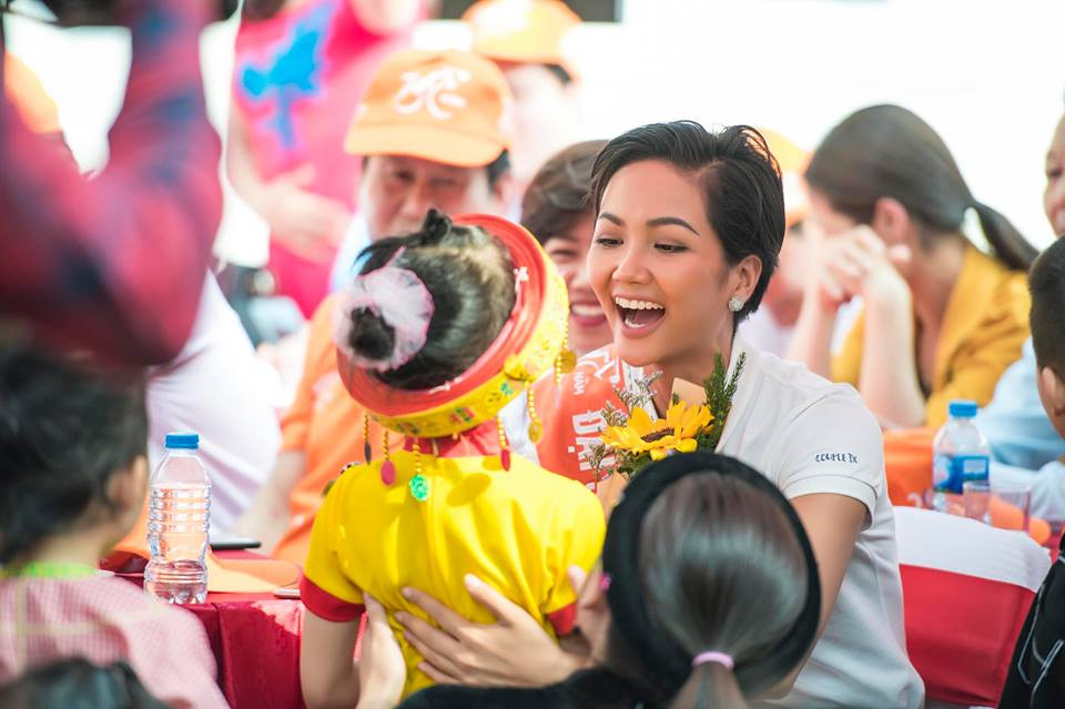 "Hoa hậu nghèo nhất lịch sử" là biệt danh mà người hâm mộ đặt cho Hhen Niê khi bày tỏ sự ngưỡng mộ với cô gái Ê-đê có gia cảnh khó khăn. Thậm chí khi đã trở thành Hoa hậu, Hhen Niê vẫn giữ nếp sống giản dị, chất phác, không ngại mặc lại những bộ quần áo cũ, không một món đồ hiệu đắt tiền. Ảnh: FBNV.