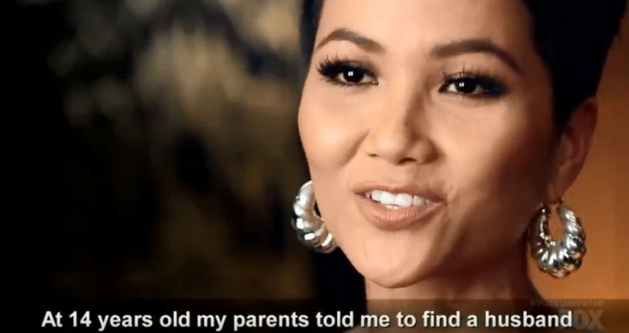 Ngay trong phần giới thiệu bản thân tại cuộc thi, H’Hen Niê đã cho thấy sự khác biệt khi chia sẻ: “Tôi là người dân tộc thiểu số. Vào năm 14 tuổi, tôi đã bị bắt kết hôn. Nhưng không, tôi chọn con đường học tập. Và tôi ở đây và là chính tôi, tôi làm được, bạn cũng có thể làm được”. Ảnh cắt clip Kênh Fox.