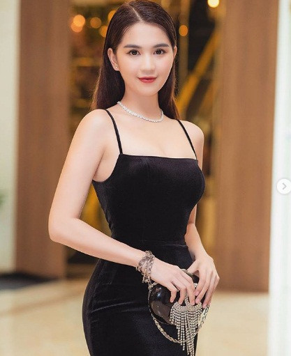 Cô nàng còn nhiệt tình chia sẻ các cách chăm sóc da để duy trì nét thanh xuân.
