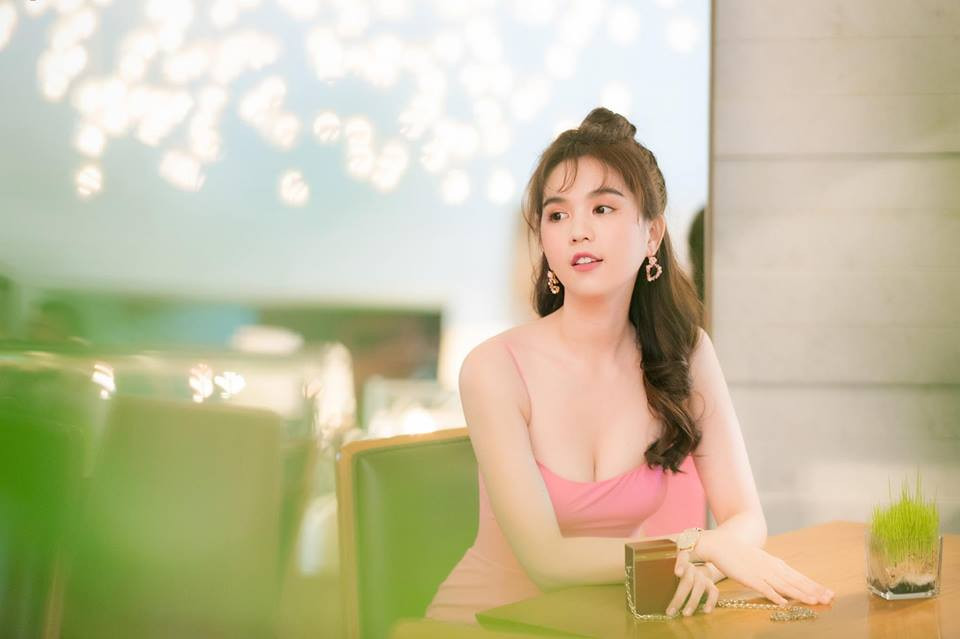 Đâu chỉ gây sốt với hình ảnh "nội y", Ngọc Trinh thời gian gần đây chuộng mốt váy áo bó sát, khoe vòng 1 hững hờ...