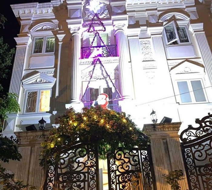 Không chỉ bên trong, bên ngoài căn biệt thự của Minh Hẳng cùng gia đình ở quận 2, TP HCM còn được nữ ca sĩ trang trí vô cùng tỉ mỉ và hoành tráng từ vài ngày trước.