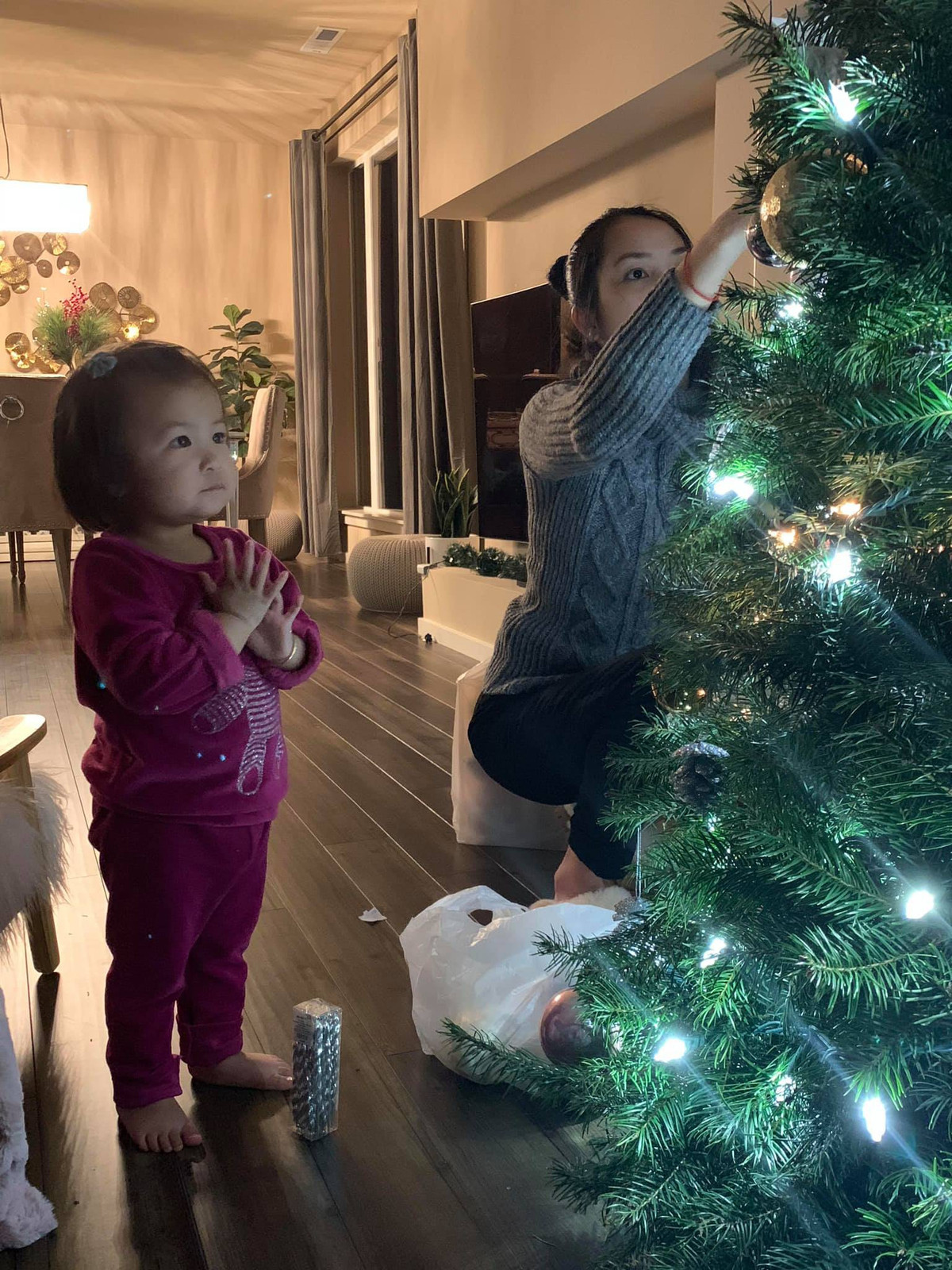 Hình ảnh vợ con Lam Trường chăm chút cho cây thông Noel được nam ca sĩ đăng tải lên trang Facebook cá nhân. Anh còn khoe nhận được quà sớm từ bà xã. Ảnh: Instagram, FBNV.