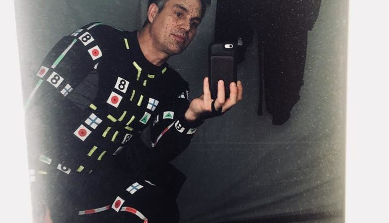 Mark Ruffalo thích thú với bộ trang phục phục vụ cho việc quay phim của anh.