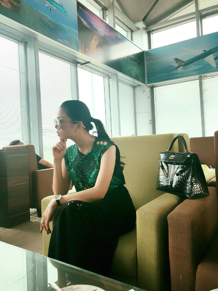 Nữ ca sĩ U40 sang trọng và quý phái, toát lên vẻ đẹp thần thái.