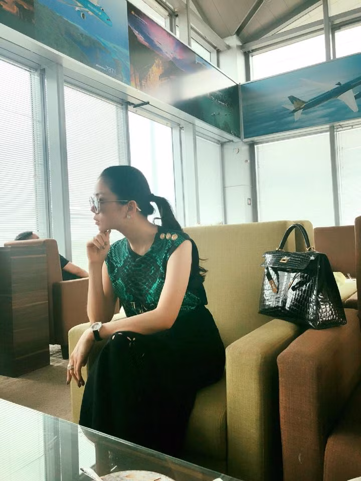 Nữ ca sĩ U40 sang trọng và quý phái, toát lên vẻ đẹp thần thái.