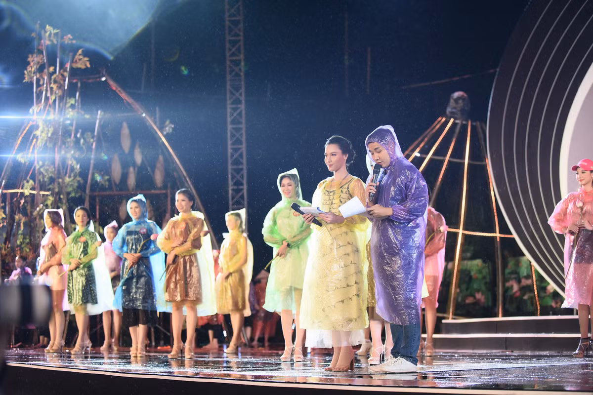 Anh doc: Thi sinh mac ao mua tong duyet chung khao Hoa hau VN 2018