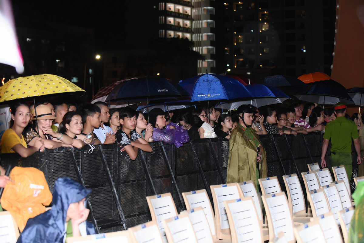 Ai cũng tỏ ra háo hức về một đêm trình diễn mãn nhãn về thanh và sắc.