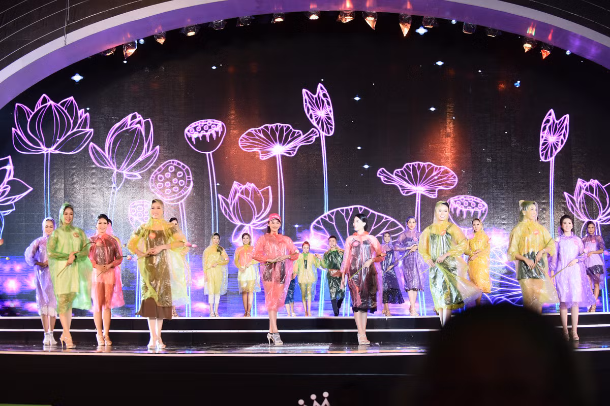 Lựa chọn sân khấu ngoài trời, BTC Hoa hậu Việt Nam 2018 đã chuẩn bị 5000 áo mưa để phát miễn phí cho khán giả. Thí sinh Hoa hậu Việt Nam sẽ sử dụng ô trong các phần trình diễn, dự trù trường hợp điều kiện thời tiết không thuận lợi.