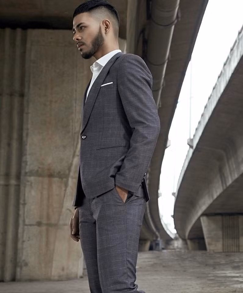 Nam người mẫu sinh năm 1994 này có bố là người Dubai và mẹ là người gốc Thanh Hóa. Anh hiện đang sống cùng gia đình tại Hà Nội.