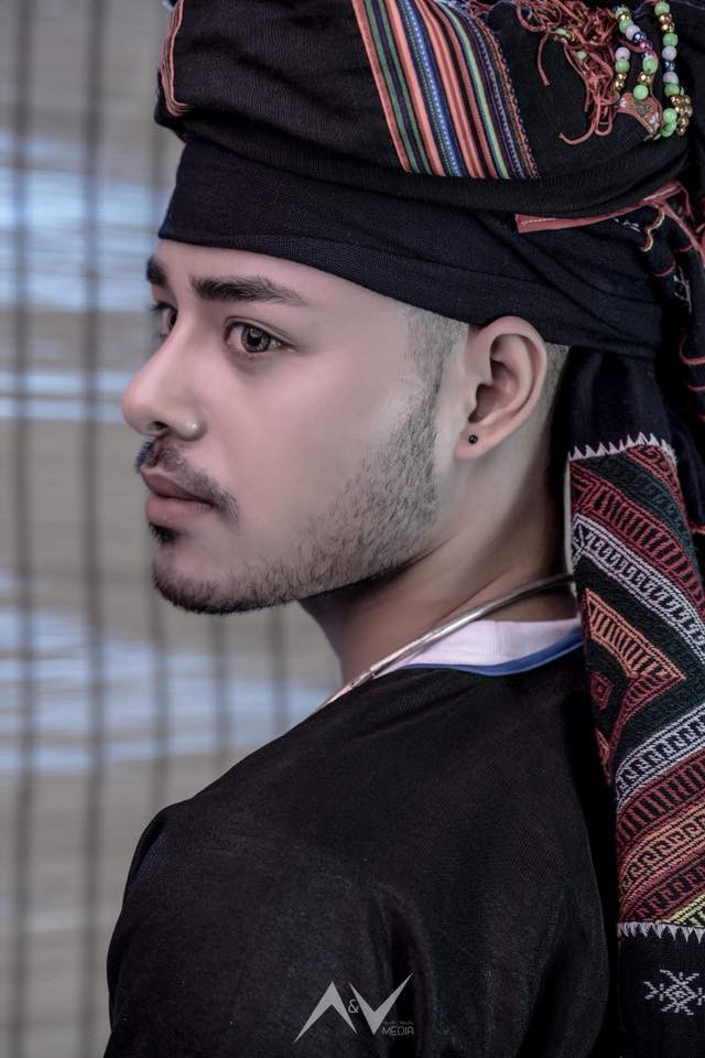 Theo đó, mẫu nam bán nude trong bộ ảnh gây tranh cãi tại Tuyệt tình cốc Đà Lạt có tên Lê Hoàng Danh Ngọc, hiện là người mẫu kiêm diễn viên đóng MV và TVC quảng cáo.