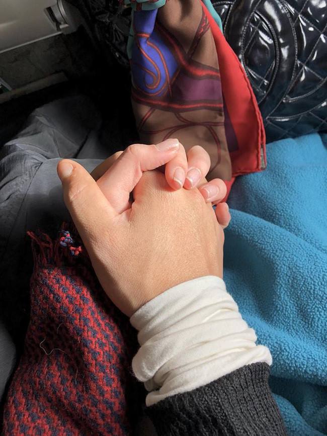 Trong bức ảnh Chí Nhân nắm chặt tay của một cô gái, dựa vào hình dạng của... móng tay, chiếc túi xách nữ đặt bên cạnh, cư dân mạng cho rằng nhân vật nữ không ai khác chính là MC Minh Hà.