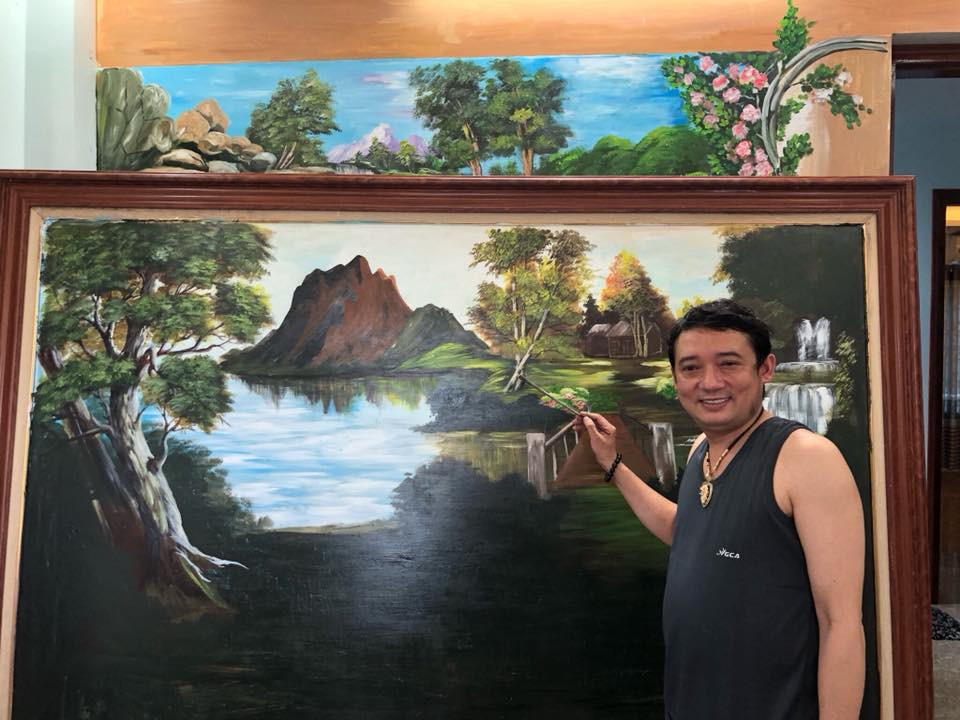 Ngoài công việc, Chiến Thắng cũng dành thời gian chia sẻ, trò chuyện với vợ nhiều hơn. Thời gian rảnh, anh có thú vui vẽ tranh và ngân nga câu hát trên mạng.