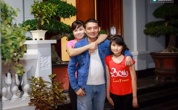 Nhưng bất ngờ nửa năm sau, vợ ba của Chiến Thắng đệ đơn ly hôn với lý do Chiến Thắng đi làm về rất ít nói chuyện với cô nên hai người không có tiếng nói chung trong gia đình. 