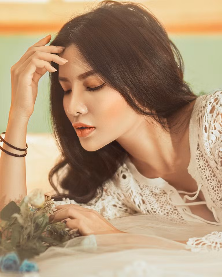 Cận cảnh gương mặt xinh đẹp của mẫu nữ cùng với Thư Dung đang gây "bão" mạng. Ảnh: FBNV.