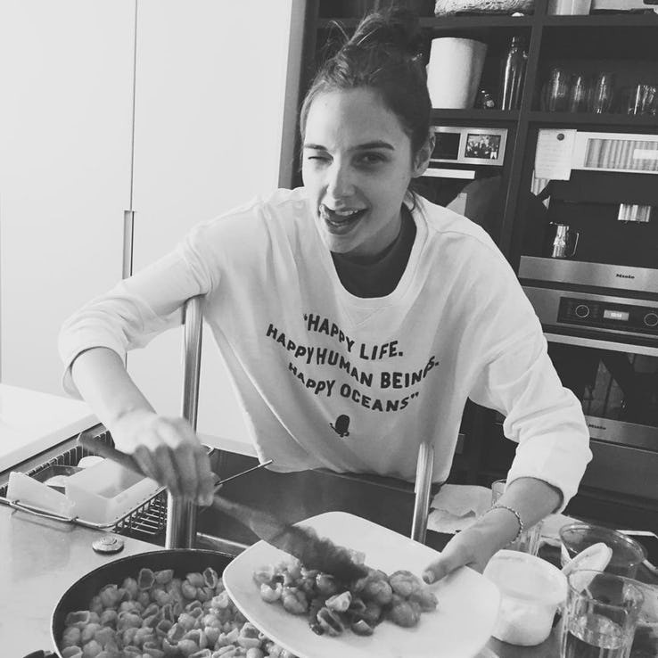 Người hâm mộ biết đến Gal Gadot qua vai diễn Gisele trong Fast & Furious. Lúc đó thân hình cô khá mảnh mai. Đến khi Gadot nhận vai diễn Wonder Woman cô phải ăn uống với chế độ "hơn người bình thường" để có thể có một cơ thể cơ bắp và khỏe mạnh.