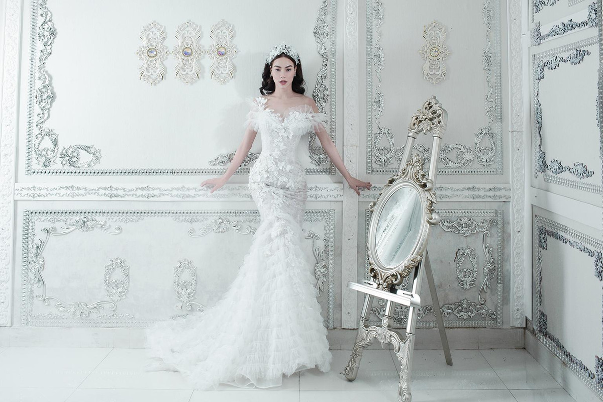 Trong trang phục trắng muốt, Hà Hồ hóa cô dâu gợi cảm dù vắng bóng người tình Kim Lý.