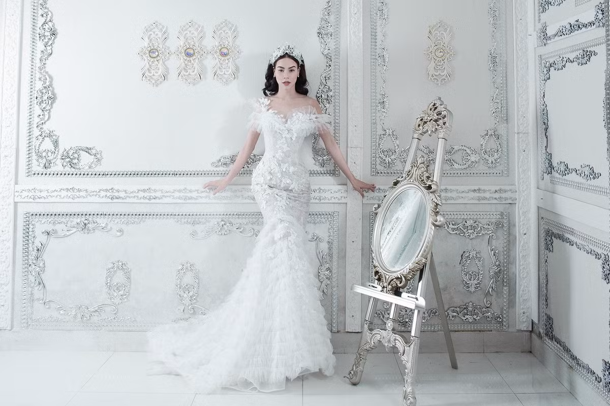 Trong trang phục trắng muốt, Hà Hồ hóa cô dâu gợi cảm dù vắng bóng người tình Kim Lý.
