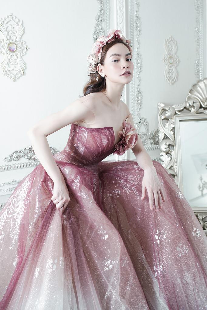 Chiếc váy với thiết kế cầu kỳ, form dáng khoe tối đa vòng eo, nhấn nhá họa tiết nơi phần ngực làm tôn lên vẻ đẹp kiêu sa như một "nữ thần" của nữ ca sĩ.