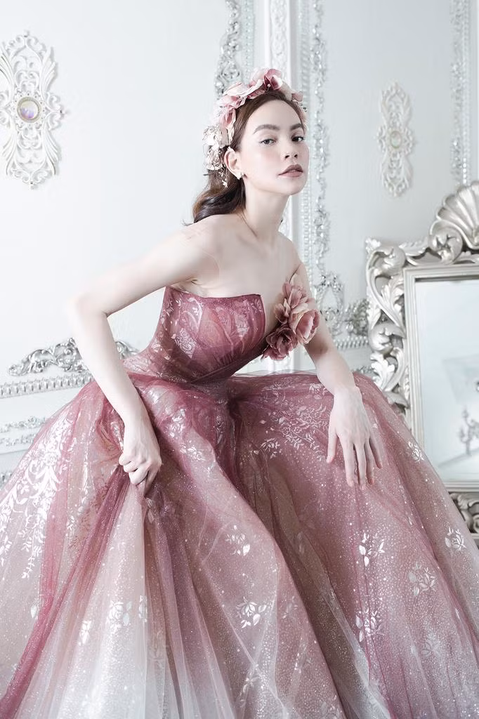 Chiếc váy với thiết kế cầu kỳ, form dáng khoe tối đa vòng eo, nhấn nhá họa tiết nơi phần ngực làm tôn lên vẻ đẹp kiêu sa như một "nữ thần" của nữ ca sĩ.