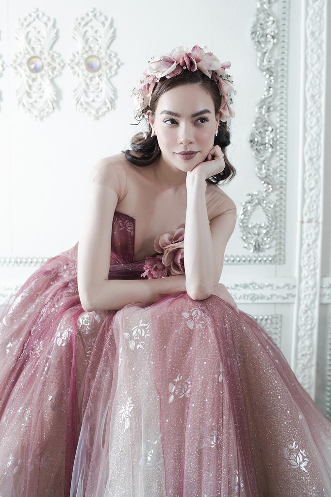 Người đẹp như bước ra từ khu vườn cổ tích.