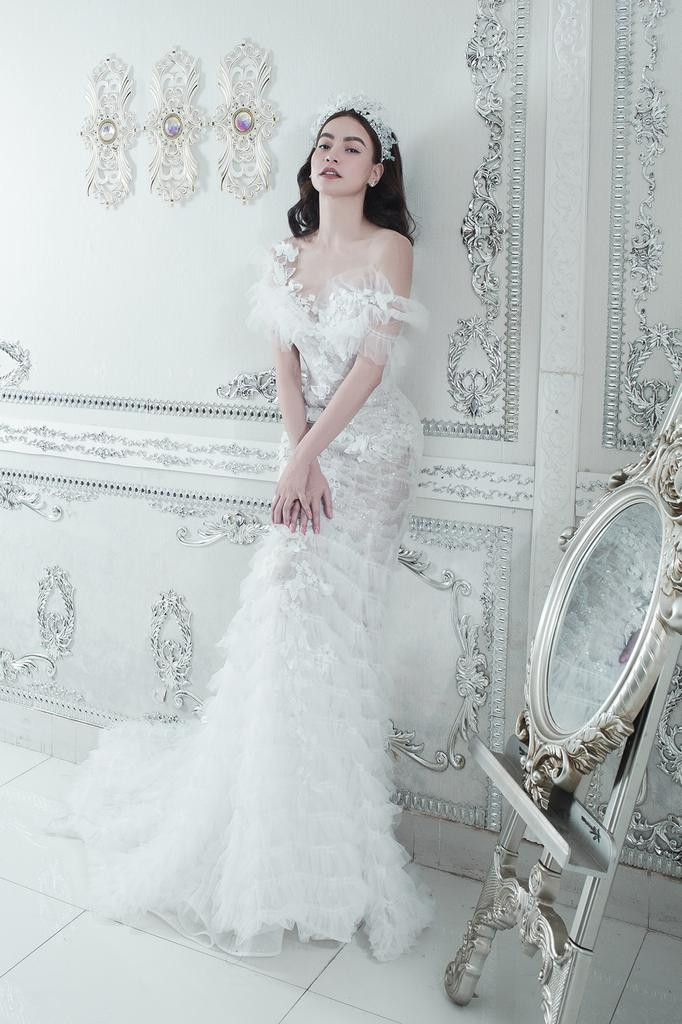 Nhân sự kiện này, "nữ hoàng giải trí" vừa thực hiện bộ ảnh với những trang phục của NTK Anh Thư.