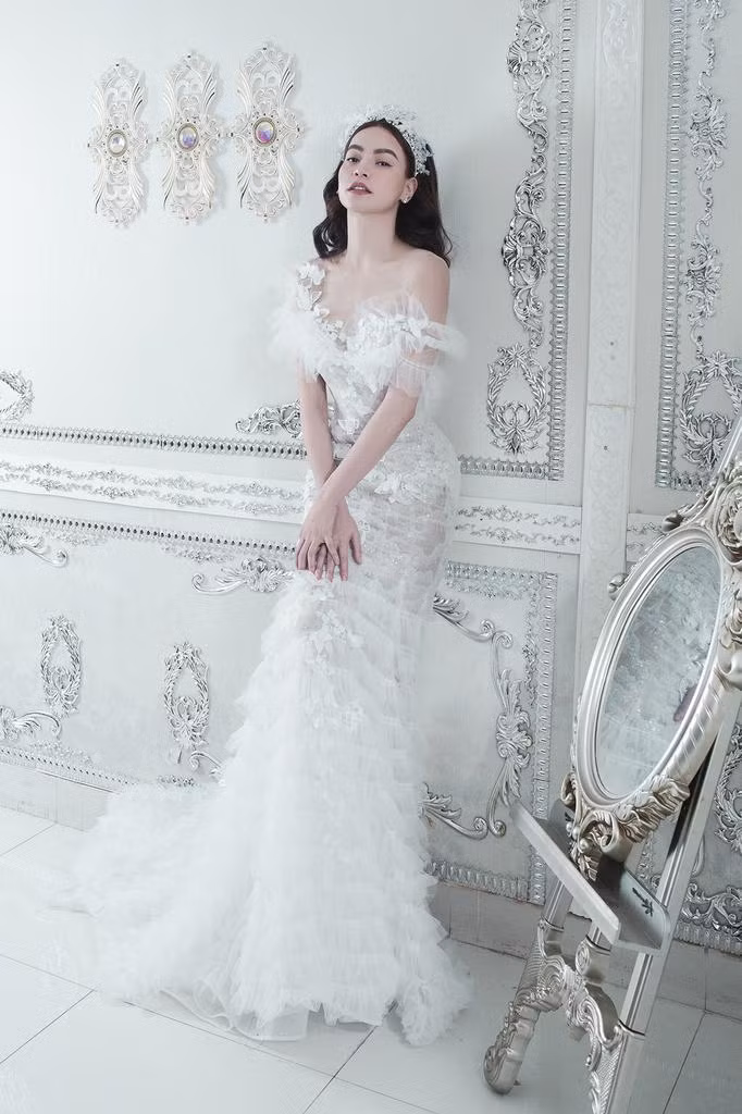 Nhân sự kiện này, "nữ hoàng giải trí" vừa thực hiện bộ ảnh với những trang phục của NTK Anh Thư.