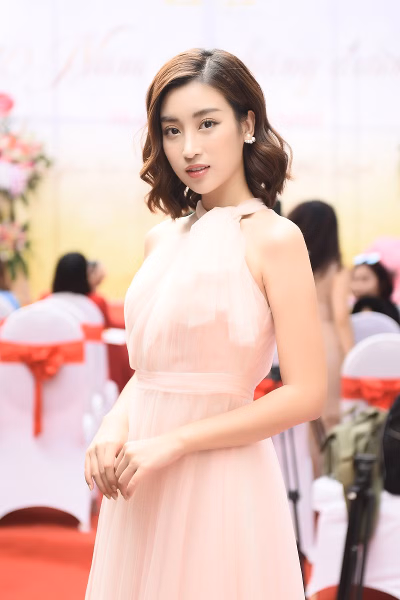 Dù đã kết thúc nhiệm kỳ nhưng Hoa hậu Việt Nam 2016 ngày càng được khán giả yêu quý bởi sự thân thiện, sống chừng mực và giữ được hình tượng đẹp.