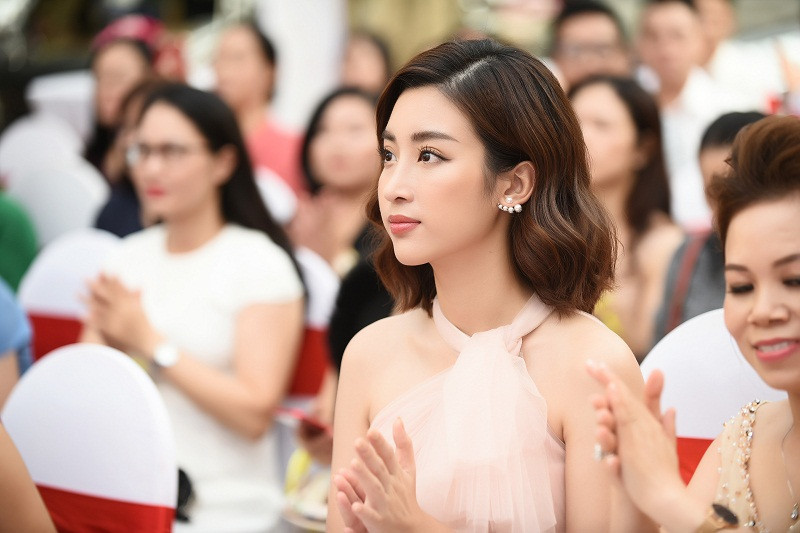 Xuất hiện trong sự kiện mới diễn ra, Đỗ Mỹ Linh một lần nữa làm thổn thức trái tim của công chúng với vẻ đẹp dịu dàng. Đây cũng là phong cách quen thuộc gắn liền với tên tuổi của Đỗ Mỹ Linh trong suốt 2 năm vừa qua.