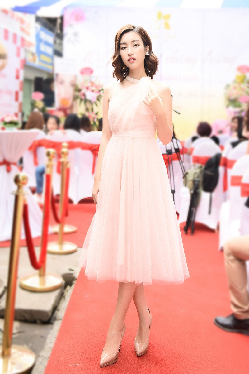 Với phụ kiện tối giản, mái tóc ngắn uốn xoăn nhẹ, Mỹ Linh khéo léo khoe bờ vai mảnh mai cùng nét đẹp nhẹ nhàng vốn có.