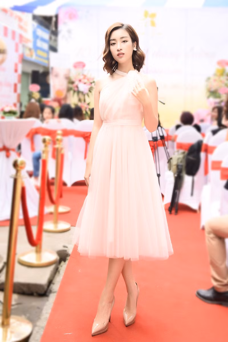 Với phụ kiện tối giản, mái tóc ngắn uốn xoăn nhẹ, Mỹ Linh khéo léo khoe bờ vai mảnh mai cùng nét đẹp nhẹ nhàng vốn có.