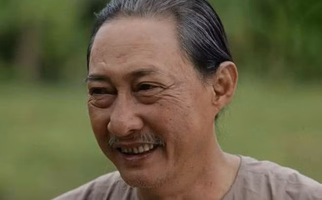 Nghệ sĩ Lê Bình còn được biết đến với vai trò là một tác giả kịch bản, kiêm đạo diễn giỏi nghề. Vở "Thuyền tình" trên sân khấu Idecaf là một ví dụ.