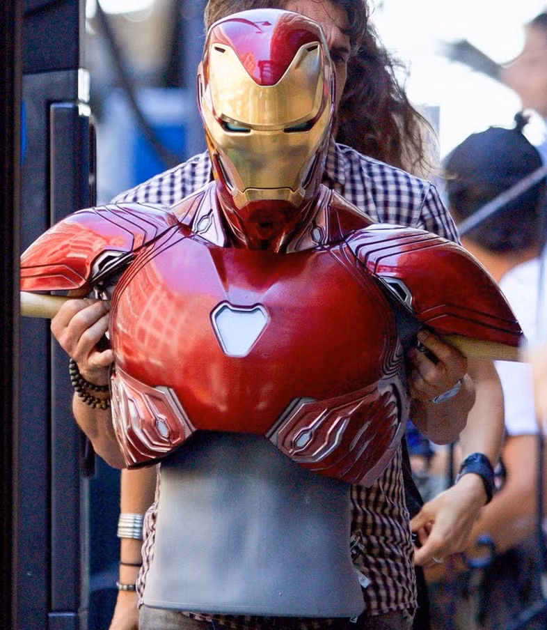Robert Downey Jr không mặc bộ áo ráp khi anh đóng vai Iron man do quá nặng.