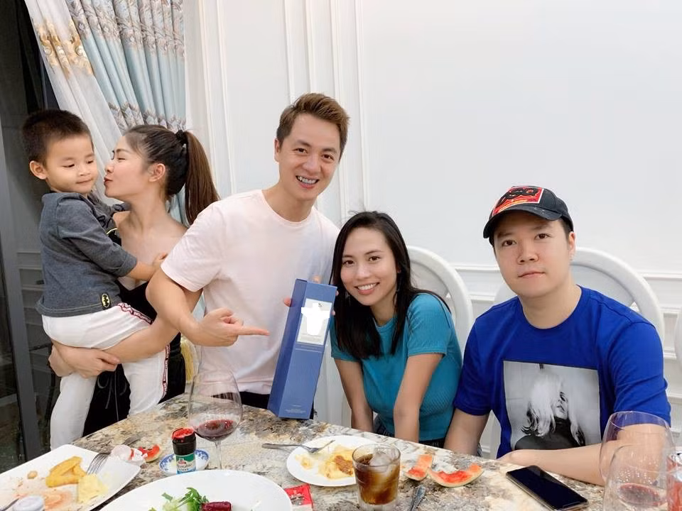 Theo tìm hiểu được biết, vợ sắp cưới của "hoàng tử hát tình ca" tên là Thu Trang, thuộc thế hệ 9X. Thời gian gần đây, cô gái này mới lộ diện khi thường xuất hiện cùng Lê Hiếu trong những buổi gặp gỡ bạn bè thân thiết.