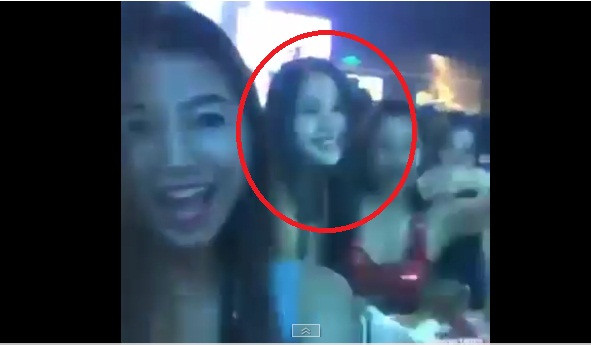 Chưa dừng lại ở đó, mạng xã hội còn lan truyền đoạn clip được cho là Trần Tiểu Vy đi bar cùng bạn bè.