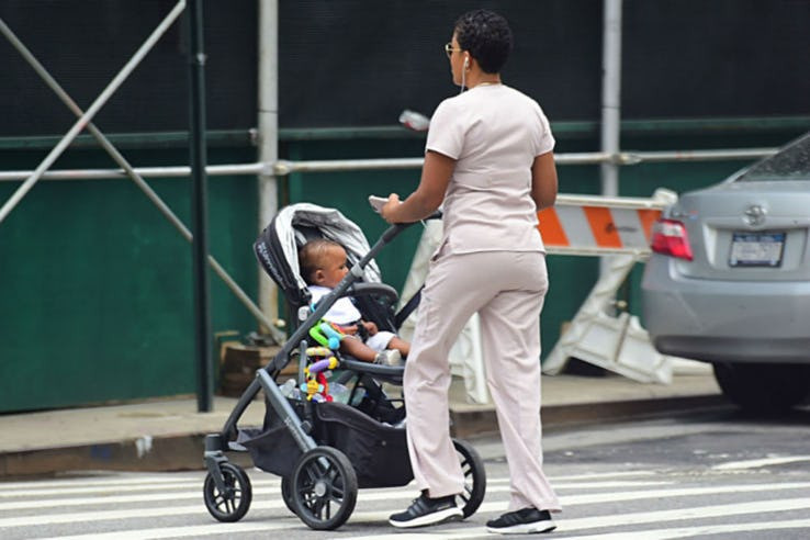 Kardashian dựa nhiều vào vú em. Cô thường xuyên vắng nhà. Tệ hơn là mỗi lần North vấp ngã hay khóc, vú em sẽ là người đỡ cậu bé và dỗ dành thay vì Kardashian.