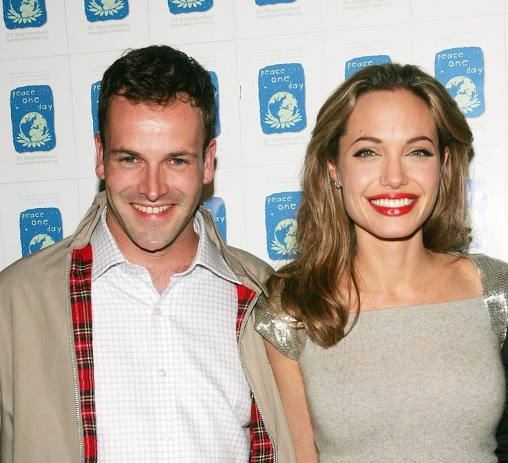 Cuộc hôn nhân đầu tiên của Angelina Jolie là với diễn viên Jonny Lee Miller. Họ kết hôn vào 1996 và ly hôn năm 1999.