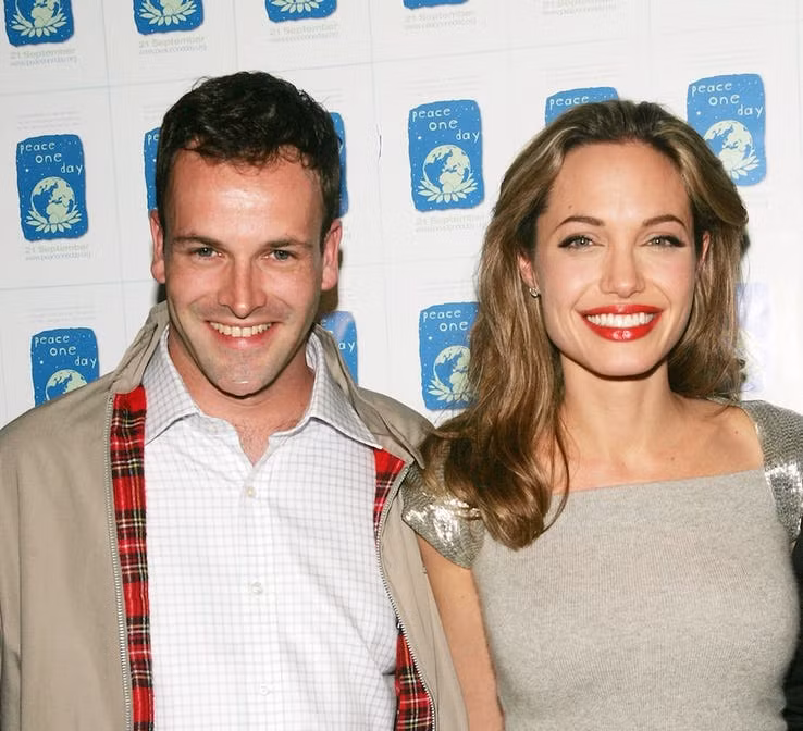 Cuộc hôn nhân đầu tiên của Angelina Jolie là với diễn viên Jonny Lee Miller. Họ kết hôn vào 1996 và ly hôn năm 1999.