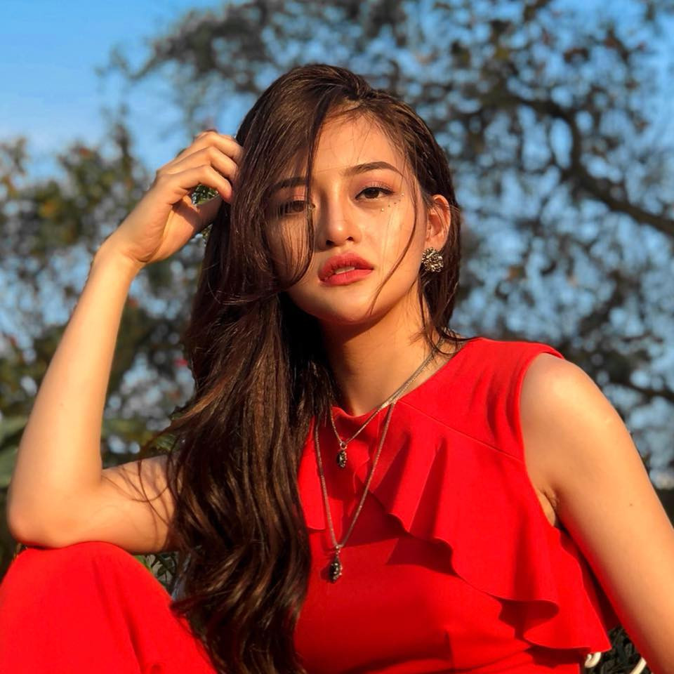 Không chỉ có những chia sẻ thẳng thắn, nữ diễn viên gốc Hà Nội còn gây ấn tượng bởi gương mặt xinh đẹp, cá tính cùng thân hình khỏe khoắn nhưng không kém phần gợi cảm.