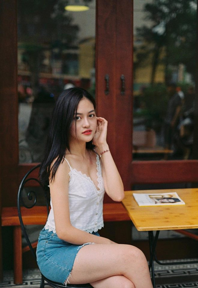 Nếu như trong "Bộ tứ 10A8", Thùy Anh vào vai Phan Linh - một cô gái tuổi teen hồn nhiên và nhí nhảnh thì khi trong "Đập cánh giữa không trung", nhân vật Huyền của Thùy Anh lại "lột xác" với những cảnh nóng cực táo bạo.