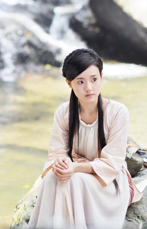 Midu - nữ hiệp Hoa Xuân trong "Thiên mệnh anh hùng" cuốn hút với xiêm y cổ trang.