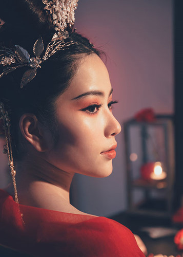 Tạo hình quyền uy của Nam Em trong MV cổ trang.