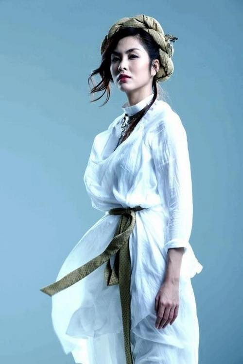 Tăng Thanh Hà xứng danh là một trong những "đệ nhất" mỹ nhân cổ trang Việt. Dù xuất hiện với tạo hình kín đáo nhưng nữ diễn viên vẫn toát lên được vẻ đẹp quyến rũ, thần thái.